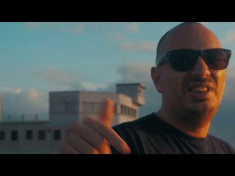 Clip de John Sadeq, Le goudron et les plumes